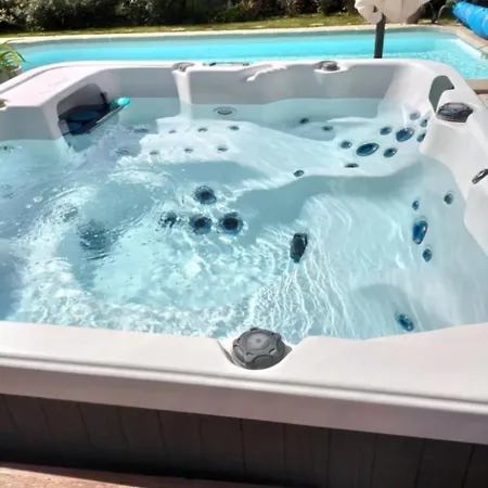 Nyaraló Sud France Petite Maison De Charme Avec Piscine, Jaccuzi Et Clim